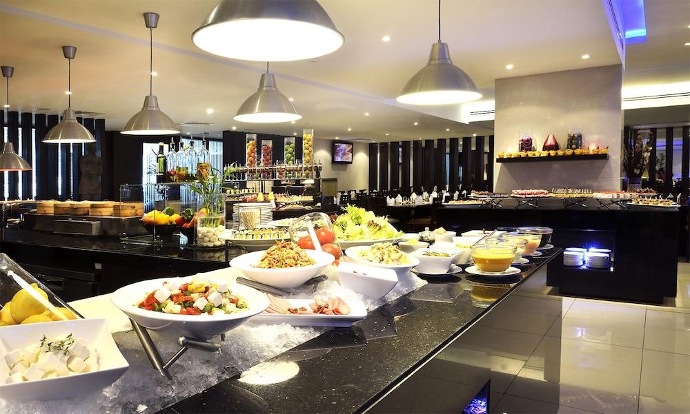 Asiana Hotel Dubai Luaran gambar A buffet at a hotel