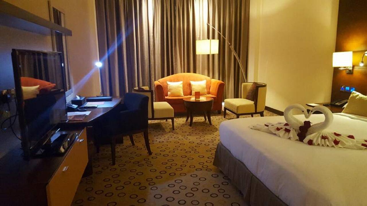 Asiana Hotel Dubai Luaran gambar A room at the hotel