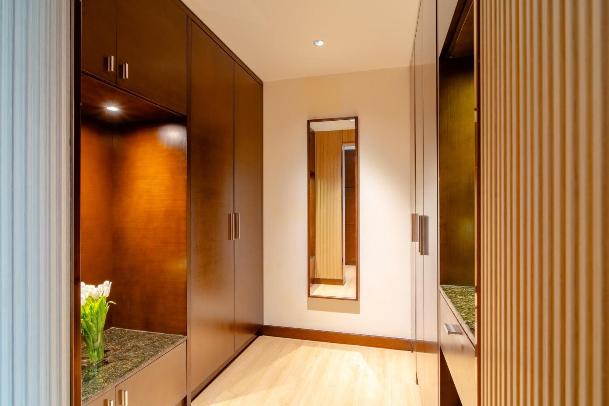 Asiana Hotel Dubai Luaran gambar A walk-in wardrobe