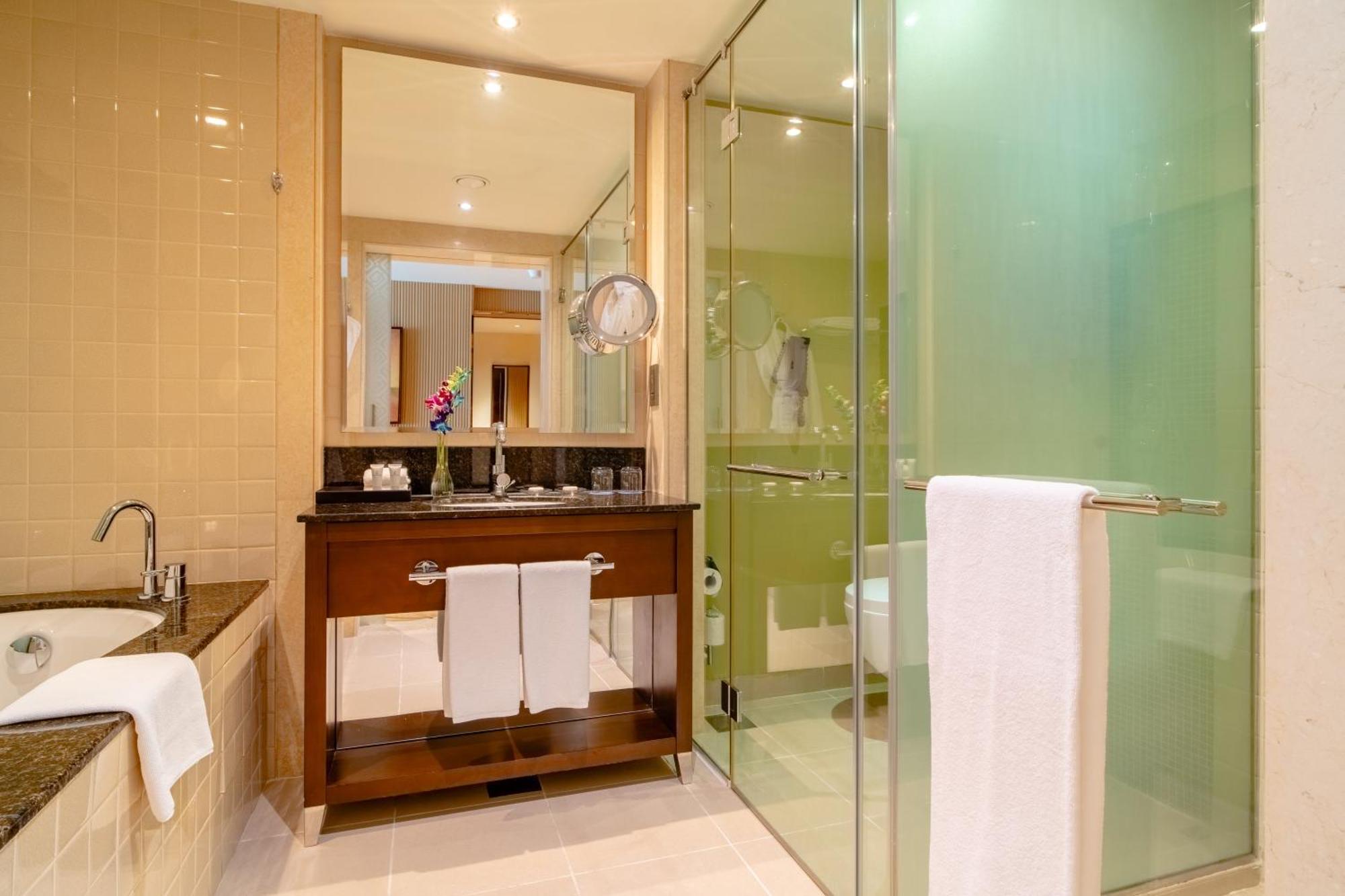 Asiana Hotel Dubai Luaran gambar A bathroom in a hotel